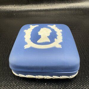 Wedgwood Royal Blue Jasperware Queen Elizabeth II Silver Jubilee Square Box 1977